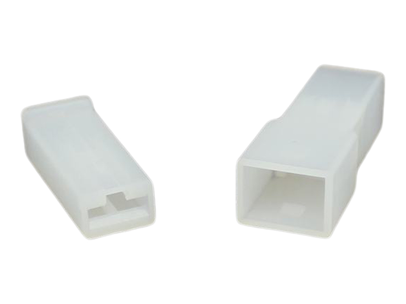 Locking store spade connector